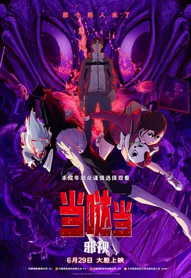 瀑布下的中年妇女