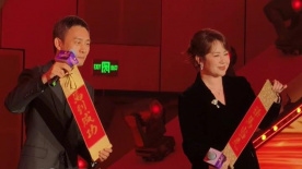 美女自解胸衣给人摸吻